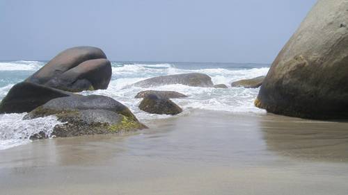 Parque Tayrona enorme rocas a orillas de la playa