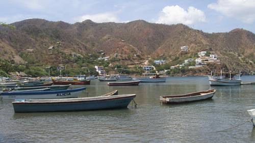 Panaromica embarcaciones en bahia Taganga