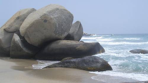 Rocas gigantes Parque tayrona a orilla de la playa